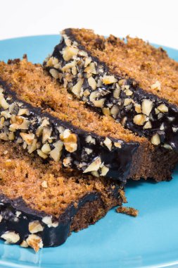 Fındık ve kuru üzümlü kabak hamuru parçaları. Lezzetli tatlı. Beyaz arkaplan