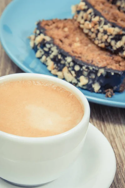 新鲜烘焙的自制糕点 用西葫芦和一杯白咖啡制成 美味的甜点 — 图库照片