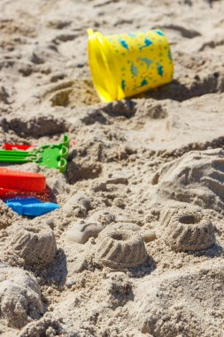 Kumdan ve çocuk oyuncaklarından yapılmış farklı şekiller. Rahatlamak ya da yaz kumsalında oynamak için. Yaz, tatil ve çocuk gelişimi