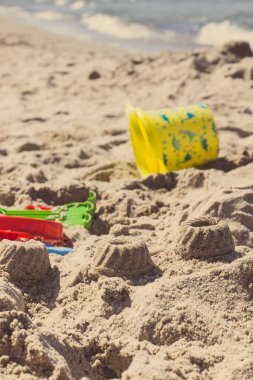 Kumdan ve çocuk oyuncaklarından yapılmış farklı şekiller. Rahatlamak ya da yaz kumsalında oynamak için. Tatil süresi ve çocuk gelişimi