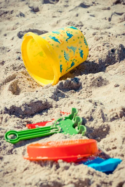 Çocuklar dinlenmek için plastik oyuncaklar ya da yaz kumsalında kumlarda oynamak için. Tatil zamanı.