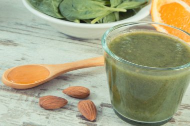 Ispanak, elma, kivi ve portakaldan taze hazırlanmış kokteyl. Kaynak vitaminler ve mineraller. Zayıflama ve sağlıklı beslenme