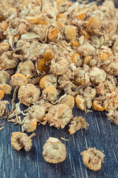 Vitamin ve mineral içeren sağlıklı doğal papatya çayı. Bitkisellik ve alternatif tıp