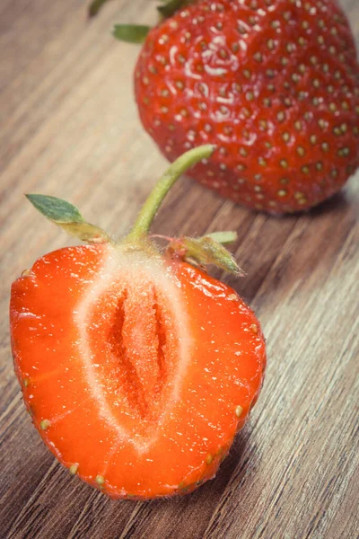 木の板に新鮮なおいしいイチゴ 健康的なデザートと栄養 — ストック写真