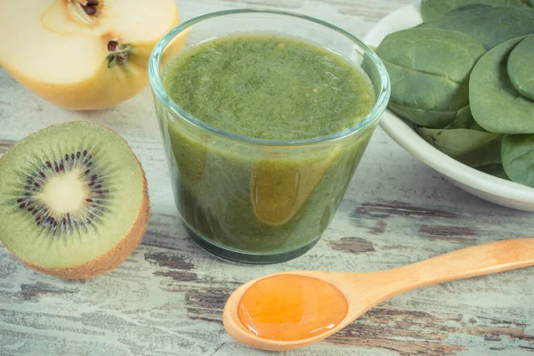 Kaynak vitamin ve mineral olarak ıspanak, elma ve kividen taze hazırlanmış kokteyl. Sağlıklı beslenme