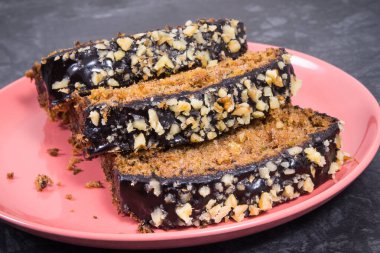 Fındık ve kuru üzümlü kabak hamuru parçaları. Tatlı nefis.