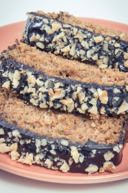 Kabak ve kuru üzümlü ev yapımı taze hamur işi. Beyaz arkaplan