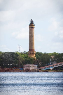 Swinoujscie, Batı Pomeranya - Polonya - 13 Haziran 2021: Baltık Denizi 'ndeki eski tarihi deniz fenerine bakın. Ulaşım. Karakteristik yön bulma işareti