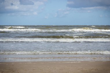 Sahile ve deniz dalgalarına bak. Denizde fırtınalı ve rüzgarlı bir gün. Seyahat ve turizm