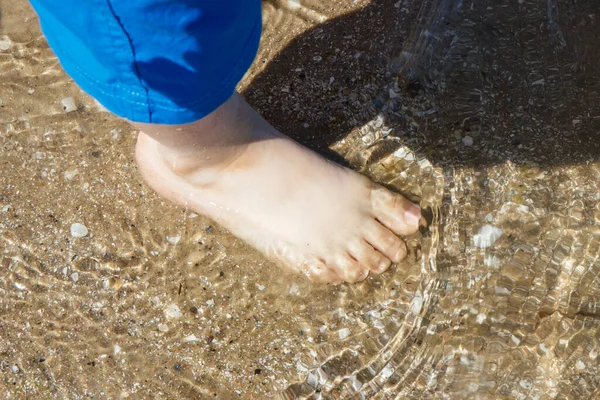 Piedi Bambino Sulla Sabbia Mare Bambino Che Diverte Sulla Spiaggia — Foto Stock