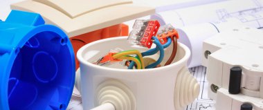 Evin elektrik tesisatı ve inşaat şemaları için bileşenler ve aksesuarlar