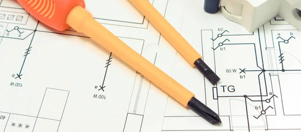 Schroevendraaiers Met Elektrische Zekering Elektrische Plattegrond Van Het Huis Constructieschema — Stockfoto