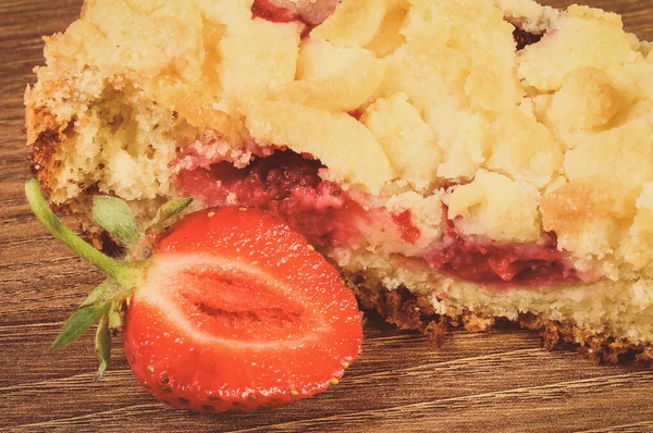 新鲜的自制酵母蛋糕 配以可碎草莓 美味甜点概念 — 图库照片