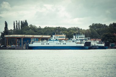 Swinoujscie, Batı Pomeranian - Polonya - 13 Haziran 2021: Bielik IV feribotu. Swina Nehri 'ni geçen feribot noktası.