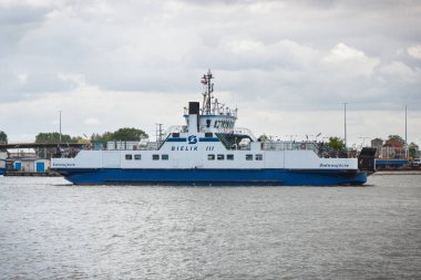 Swinoujscie, Batı Pomeranian - Polonya - 13 Haziran 2021: Bielik III feribotu. Swina Nehri 'ni geçen feribot noktası.