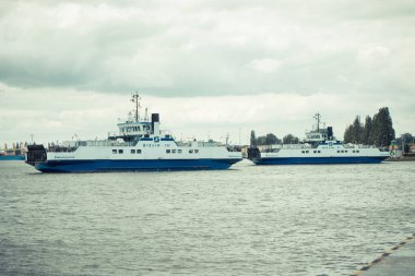 Swinoujscie, West Pomeranian - Polonya - 13 Haziran 2021: Bielik feribot II ve III 'te yolcu ve araba taşımak için kullanıldı. Swina Nehri 'ni geçen feribot noktası.