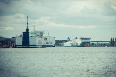 Swinoujscie, Batı Pomeranya - 13 Haziran 2021: Cracovia feribotu yolcuları ve arabaları Swinoujscie limanından Ystad 'a giderken görüntüleyin. Baltık Denizi 'nden Nakliye