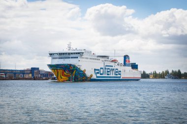 Swinoujscie, Batı Pomeranya - Polonya - 13 Haziran 2021: Swinoujscie limanından kalkan Krakovia feribotu. Yolcuları ve arabaları Ystad 'a naklet
