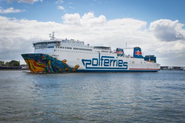 Swinoujscie, Batı Pomeranya - 13 Haziran 2021: Cracovia feribotu yolcuları ve arabaları Swinoujscie limanından Ystad 'a giderken görüntüleyin. Baltık Denizi 'nden Nakliye