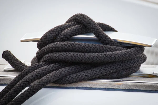 ヨットの一部と詳細として黒いロープ 交通機関 — ストック写真