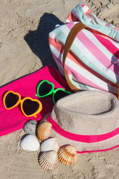 Kleurrijke Accessoires Ontspannen Zonnebaden Zand Het Strand Reis Vakantietijdconcept — Stockfoto