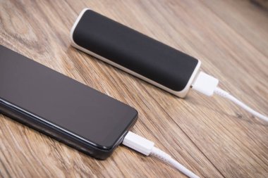 Boş akıllı telefon veya cep telefonunu şarj etmek için dış güç bankası kullan