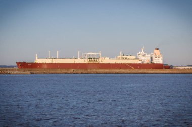 Swinoujscie, Batı Pomeranya - Polonya - 15 Haziran 2021: Baltık Denizi 'ndeki Swinoujscie limanında büyük gemi LNG tankeri Duhail. Gaz Taşımacılığı