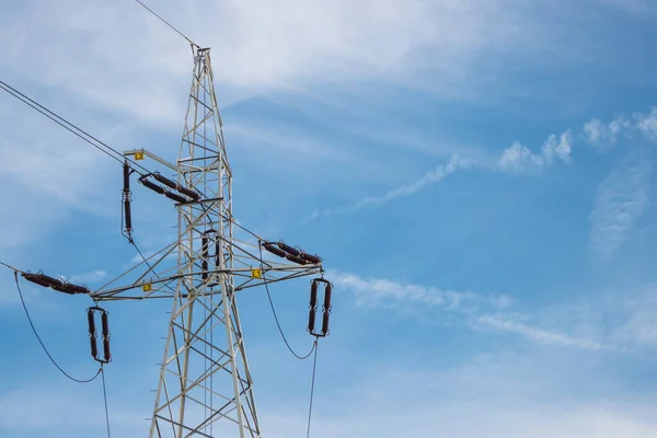 Poteau Électrique Haute Tension Avec Fils Sur Fond Bleu Ciel — Photo