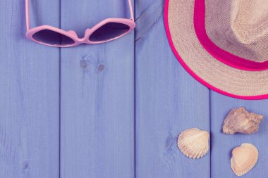 Tahta tahtalarda güneş gözlüğü ve hasır şapka. Yaz için aksesuarlar. Rahatlama zamanı. Metin veya yazı için boşluk kopyala