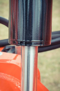 Makinedeki endüstriyel hidrolik ve pnömatik mekanizmanın bir parçası olarak piston ya da aktüatör. Makine ve teknoloji.