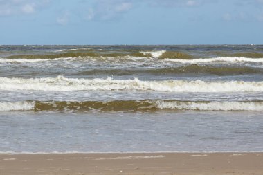 Sahile ve deniz dalgalarına bak. Denizde fırtınalı ve rüzgarlı bir gün. Seyahat ve turizm