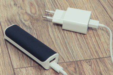 Beyaz şarj aleti ve harici güç bankası boş akıllı telefon bataryasını veya diğer aygıtları şarj etmek için