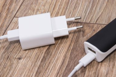 Beyaz şarj aleti ve harici güç bankası boş akıllı telefon bataryasını veya diğer aygıtları şarj etmek için