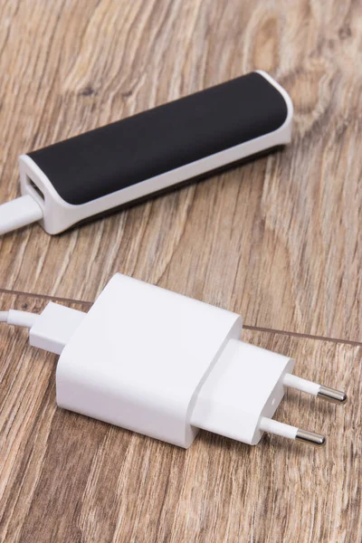 Λευκό Φορτιστή Και Εξωτερική Powerbank Χρησιμοποιώντας Για Φορτίσετε Την Άδεια — Φωτογραφία Αρχείου