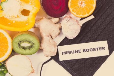 Yazılı bağışıklık güçlendirici, sebzeli taze olgun meyveler ve koruyucu maske. Doğal, sağlıklı vitaminler ve mineraller. Covid-19 zamanlarında faydalı yiyecekler