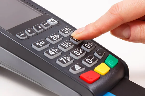 Mão Mulher Que Introduz Código Pin Terminal Pagamento Sem Dinheiro — Fotografia de Stock