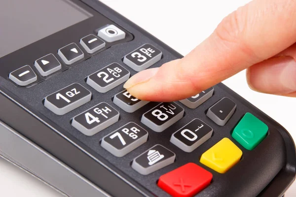 Hand Van Vrouw Die Pincode Invoert Betaalterminal Cashless Betaalt Voor — Stockfoto