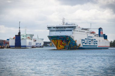 Swinoujscie, Batı Pomeranya - 13 Haziran 2021: Cracovia feribotu yolcuları ve arabaları Swinoujscie limanından Ystad 'a giderken görüntüleyin. Baltık Denizi 'nden Nakliye