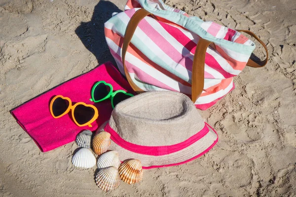 Coloridos Accesorios Que Utilizan Para Relajarse Tomar Sol Playa Concepto —  Fotos de Stock