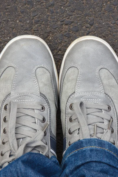 Bequeme Lässige Graue Lederschuhe Für Männer Auf Asphaltierten Straßen Oder — Stockfoto