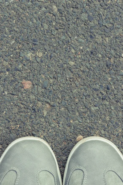 Bequeme Lässige Graue Lederschuhe Für Männer Auf Asphaltierten Straßen Oder — Stockfoto