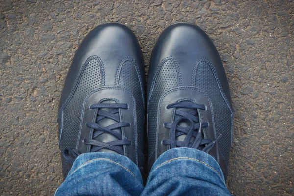 在柏油路或人行道上的男士舒适的海军蓝皮鞋 男式鞋袜 — 图库照片