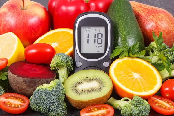 미네랄과 비타민 당뇨병에 야채와 신선한 검사를 Glucometer — 스톡 사진