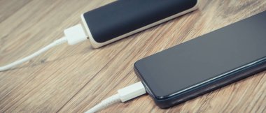 Boş akıllı telefon veya cep telefonunu şarj etmek için dış güç bankası kullan