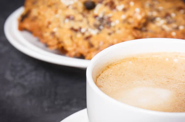 一杯咖啡 加奶和新鲜的自制燕麦饼干放在盘子里 美味的脆甜食 — 图库照片