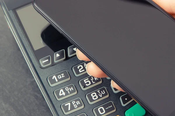 Creditcard Lezer Mobiele Telefoon Gebruiken Voor Cashless Betalen Betaalterminal Financierings — Stockfoto