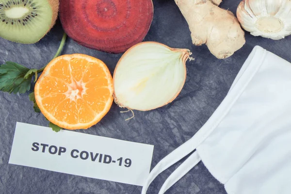 Inscriptie Stoppen Covid Beschermend Masker Rijp Gezond Fruit Met Groenten — Stockfoto