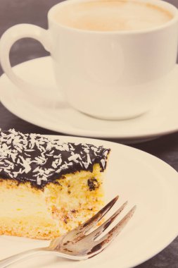 Taze pişmiş ev yapımı peynirli kek ve sütlü bir fincan kahve. Tatlı nefis.