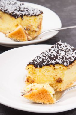 Beyaz tabakta taze pişmiş ev yapımı peynirli kek. Tatlı nefis.