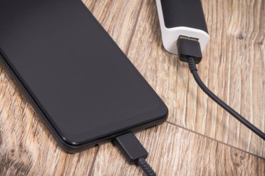 Boş akıllı telefon veya cep telefonunu şarj etmek için dış güç bankası kullan